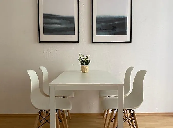 Grosse Altstadtwohnung Im Zentrum, Mit Balkon, Top Lage, 4 Schlafplaetzen * Magdeburgo